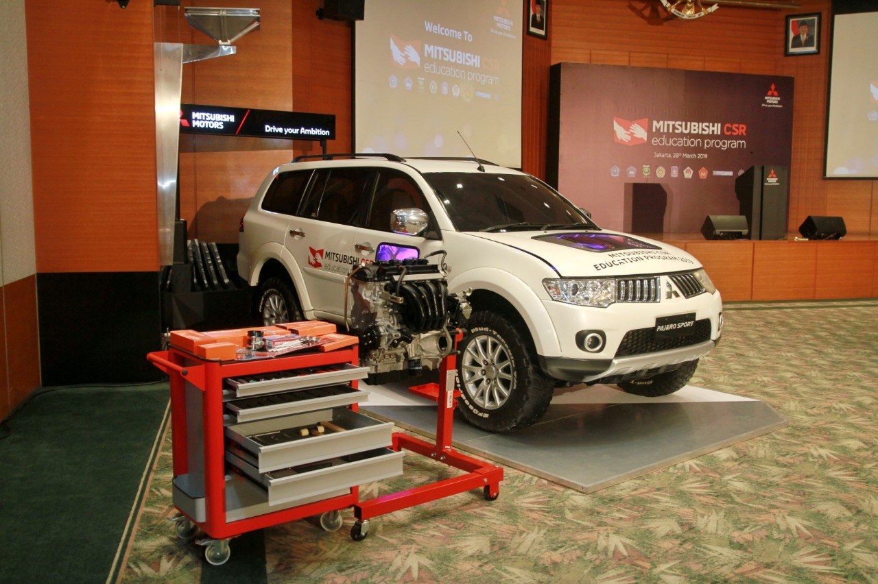Mitsubishi Donasikan 9 Unit Kendaraan Untuk Pendidikan di Indonesia