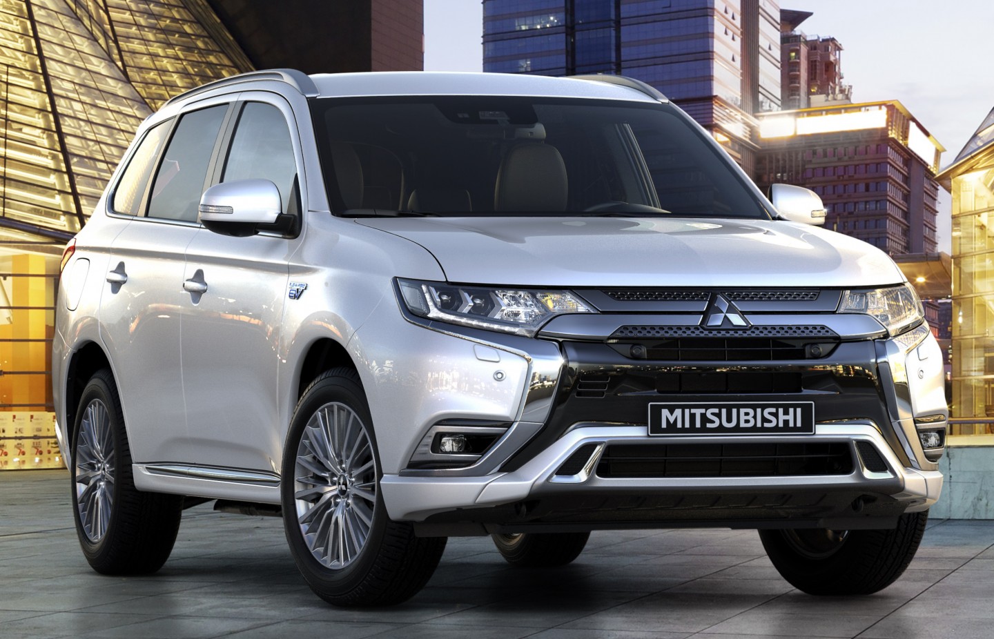 SUV Plug-in Hybrid Pertama Mitsubishi Outlander PHEV Terjual 200 Ribu Unit