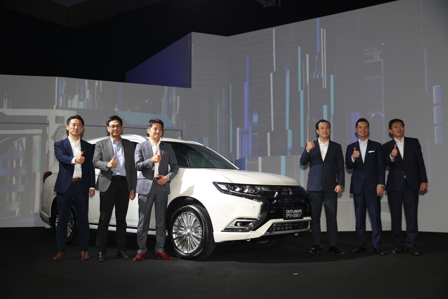 Mitsubishi Motors Hadirkan Teknologi Terdepan untuk Indonesia melalui New OUTLANDER PHEV dan ECLIPSE CROSS