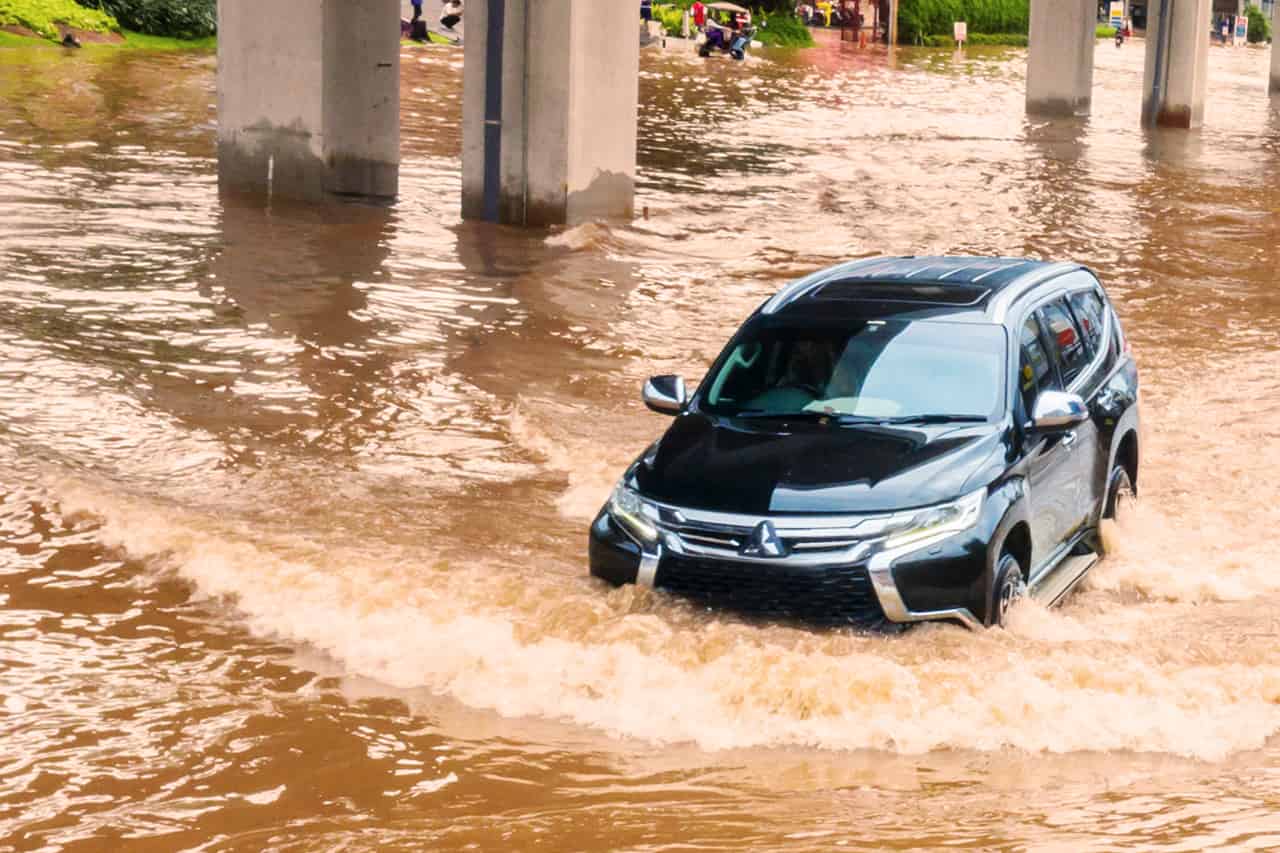 Mobil Terjebak Banjir, Ini yang Harus Anda Lakukan