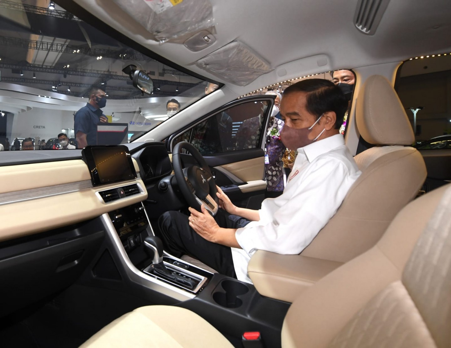Presiden Jokowi Berkunjung ke Booth Mitsubishi dan Mencoba Minicab MiEV di GIIAS 2021