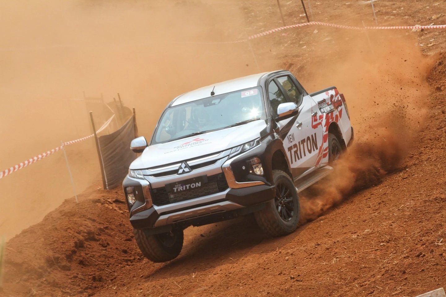 Lanjutkan Aktivitas Perkenalan New TRITON, Mitsubishi Motors Boyong Legenda Reli Paris Dakar