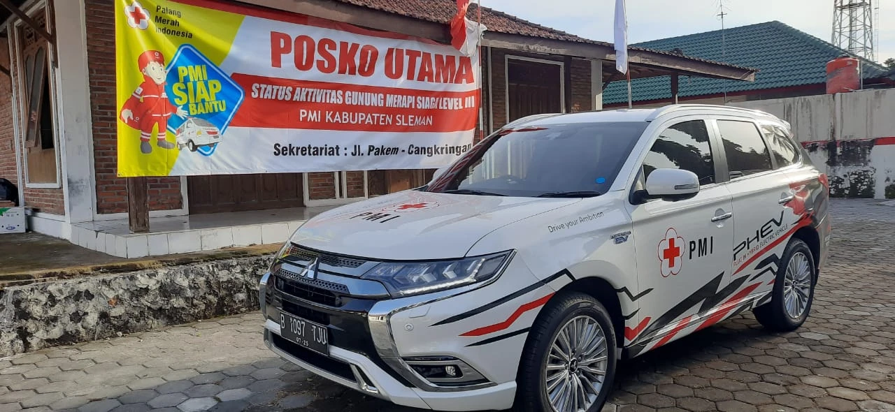 Mitsubishi Outlander PHEV Dukung Petugas PMI Bersiaga di Gunung Merapi