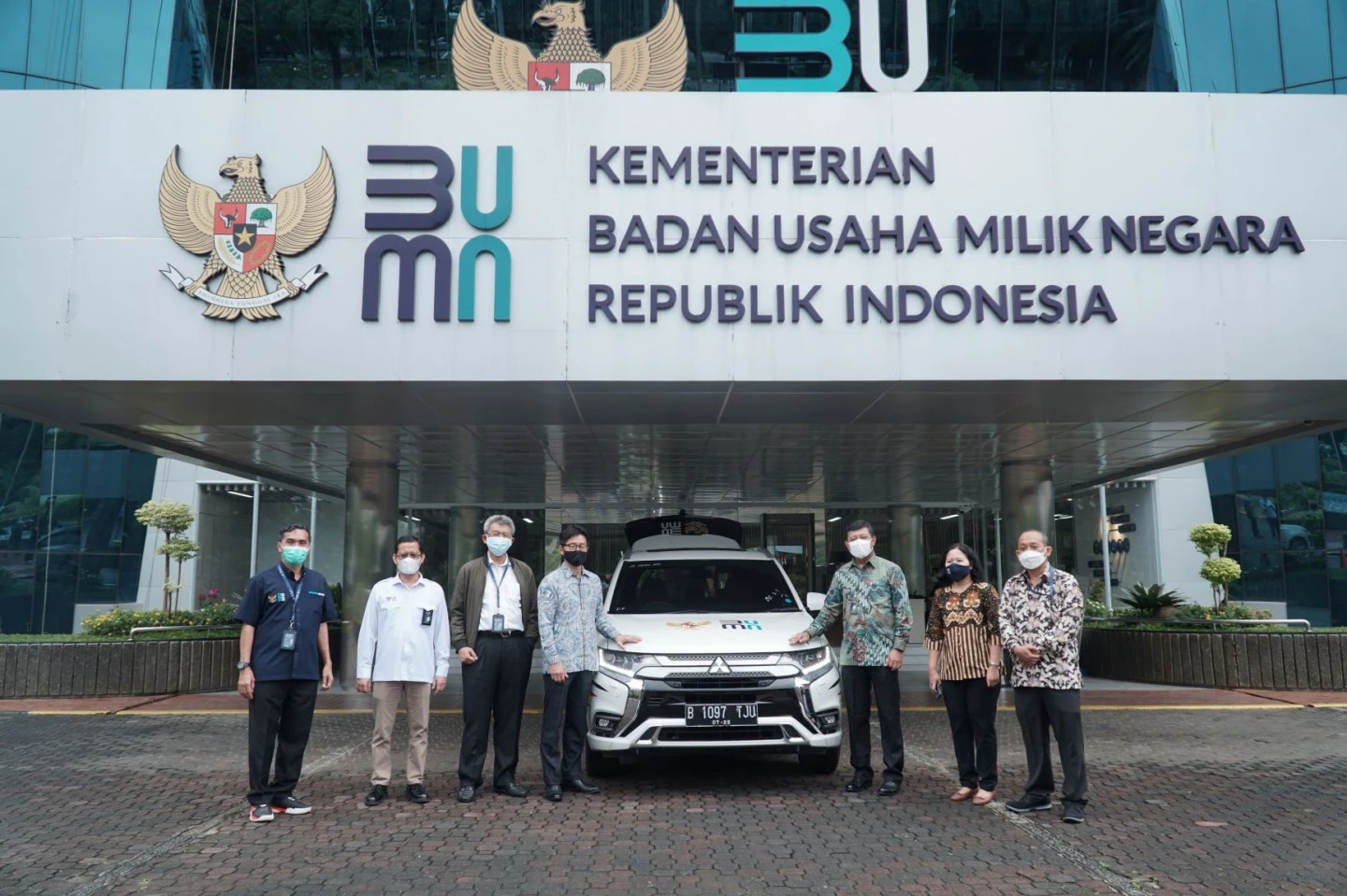 MMKSI Donasikan Mitsubishi Outlander PHEV untuk Mendukung Program Vaksinasi Covid-19 Pemerintah Indonesia
