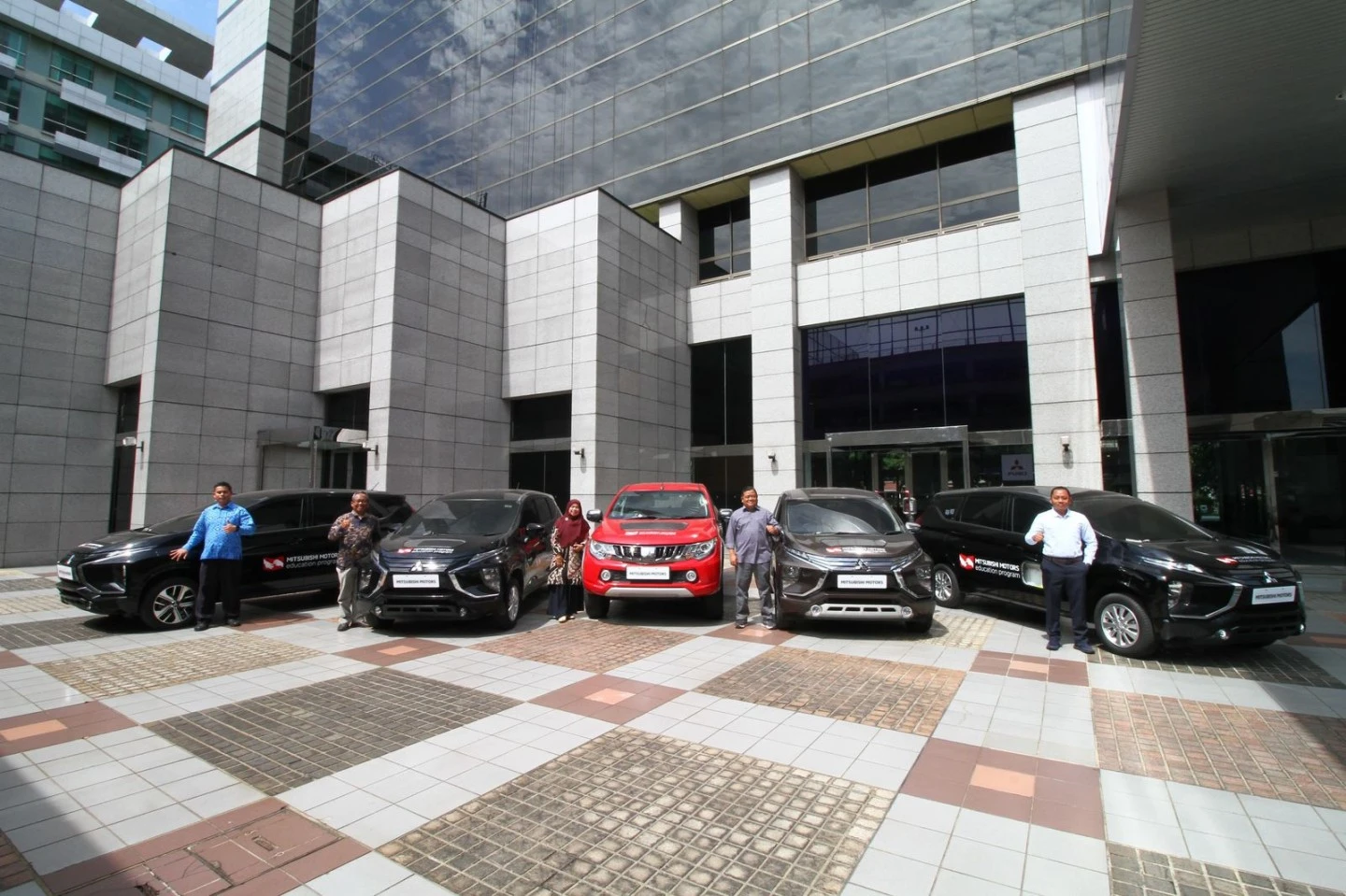 Mitsubishi indonesia mendonasikan 5 unit mobil ke SMK